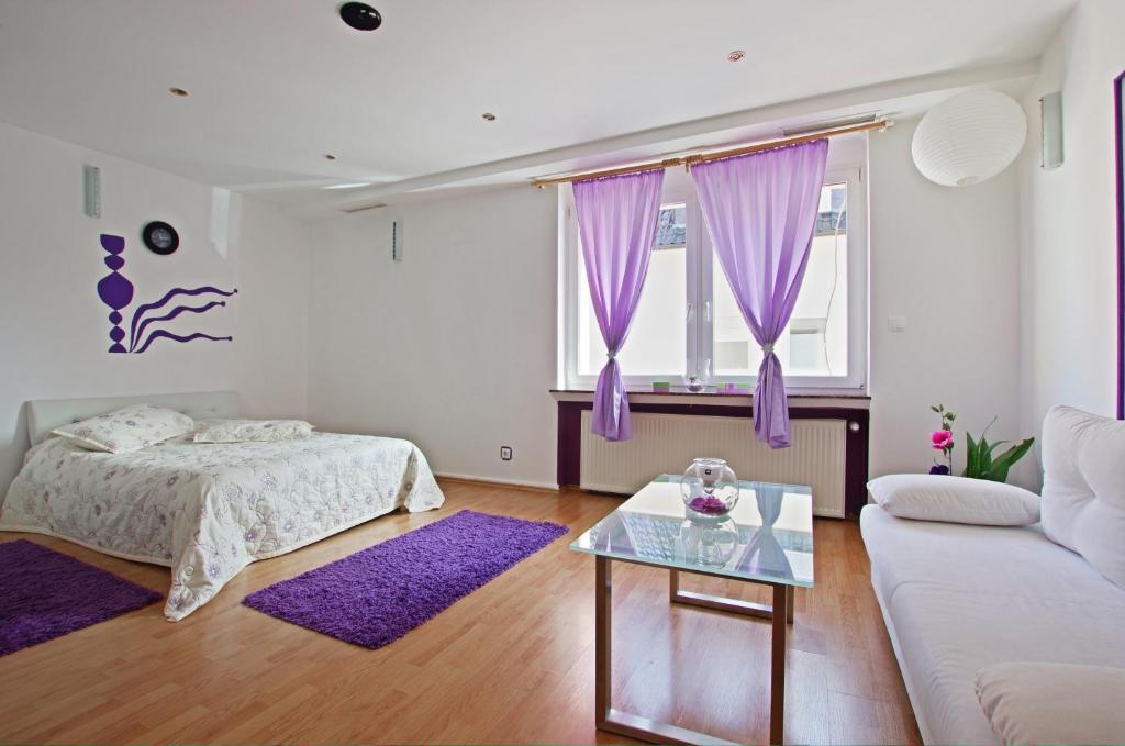 ein Schlafzimmer mit einem Bett, einem Sofa und einem Tisch in der Unterkunft Private Rooms Hannover - Room Agency in Hannover