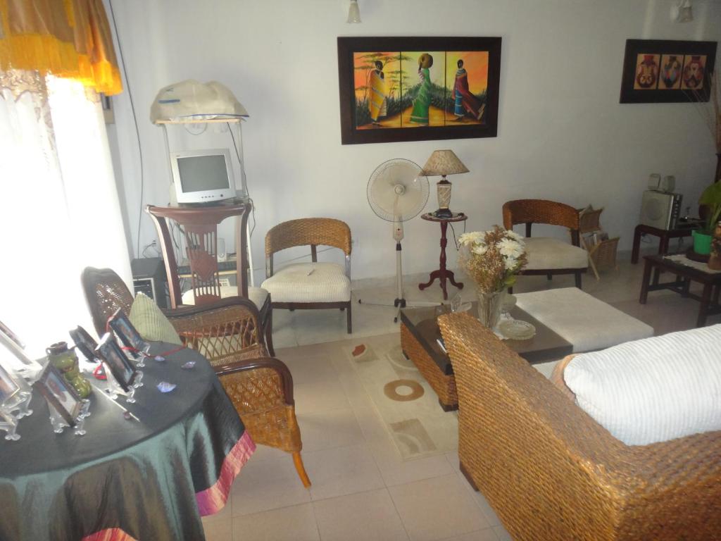 un soggiorno con sedie, tavolo e divano di Room in Guest room - Posada green sea villa helen kilometer 4 bypass a La Loma