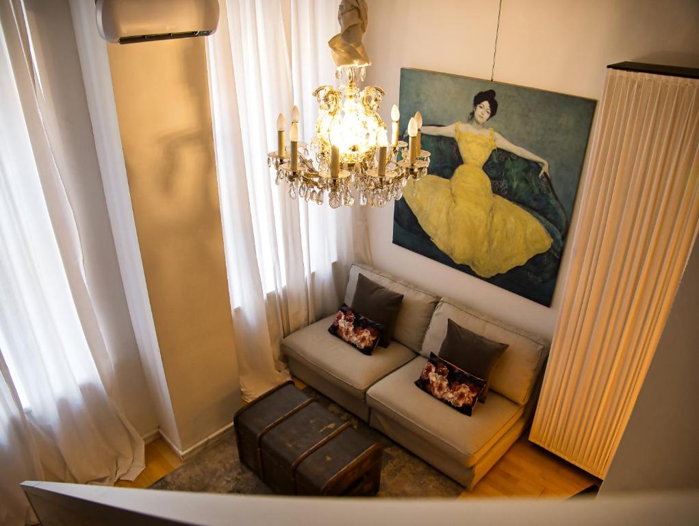 ウィーンにあるexklusiv Studioのリビングルーム(シャンデリア、ソファ、絵画付)