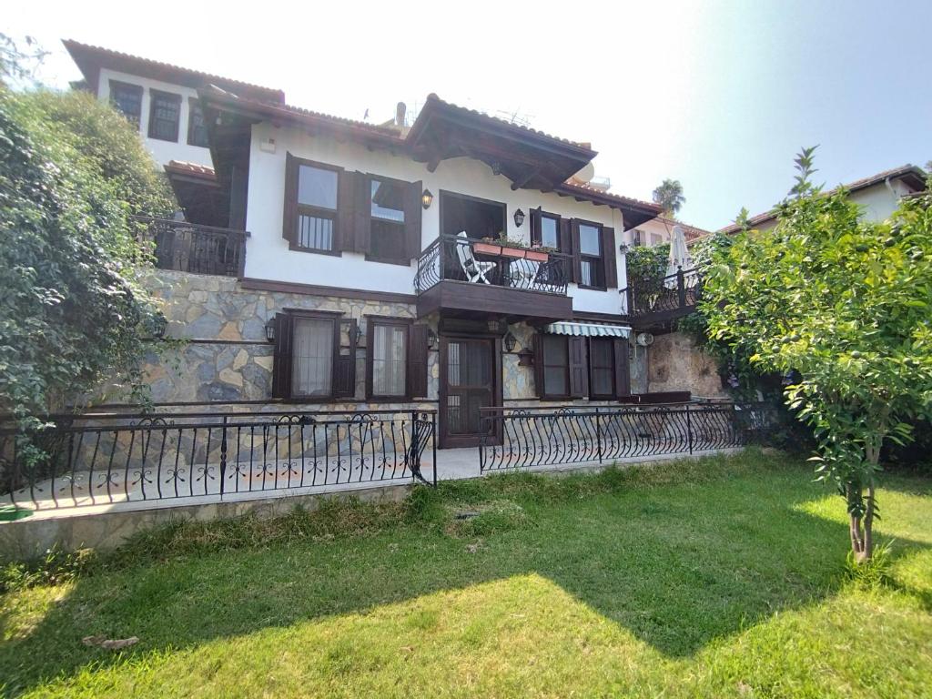 Escape to History in a Stunning Stone House with Garden and Sea View in the Heart of Alanya - Villa Avec Vue Sur La Mer