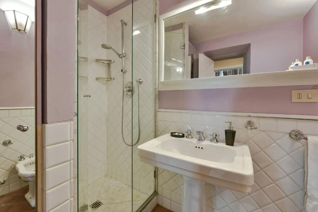 A bathroom at Boccaccio elegant apartment in Oltrarno