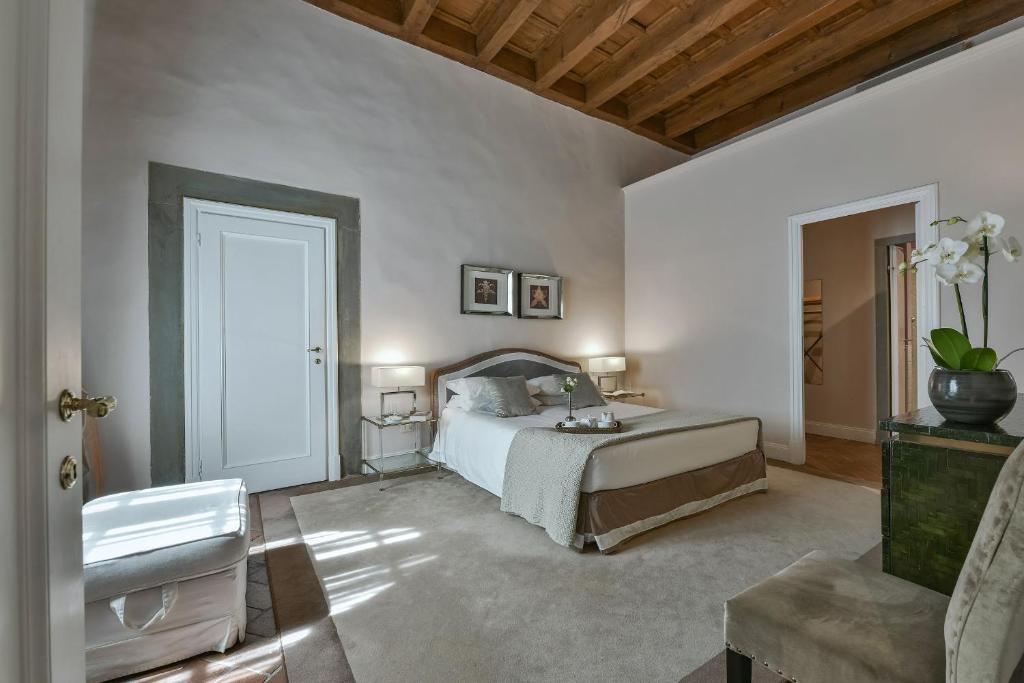 A bed or beds in a room at Boccaccio elegant apartment in Oltrarno