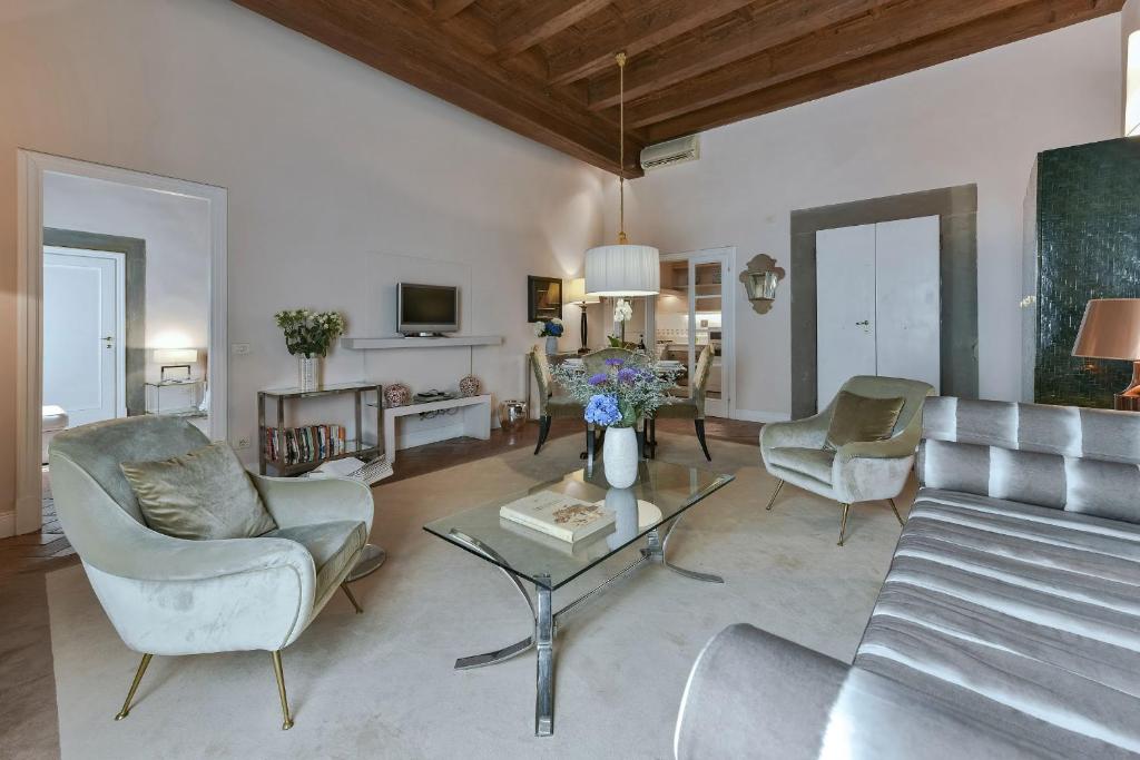 A television and/or entertainment centre at Boccaccio elegant apartment in Oltrarno