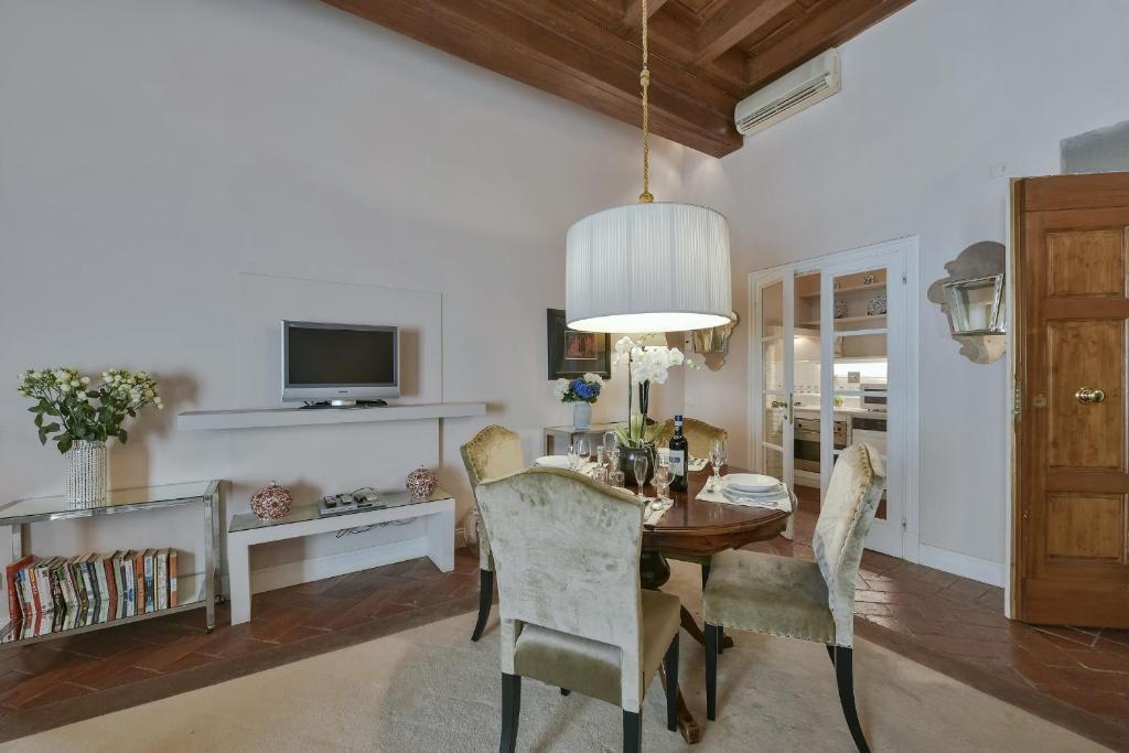 A television and/or entertainment centre at Boccaccio elegant apartment in Oltrarno