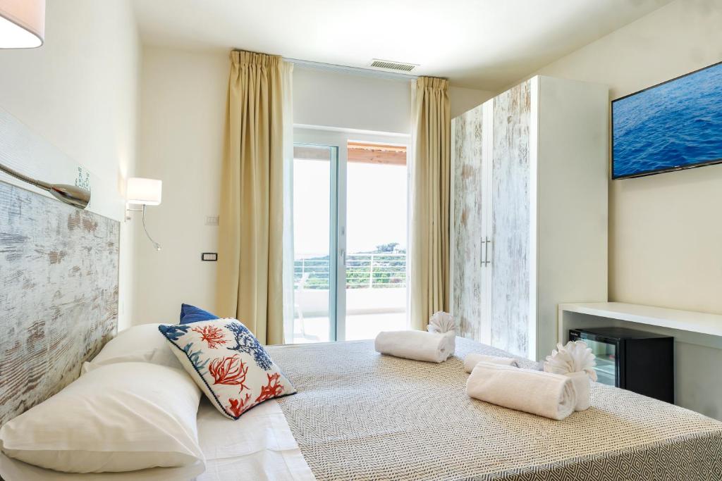 Letto o letti in una camera di Mercury Beach Hotel