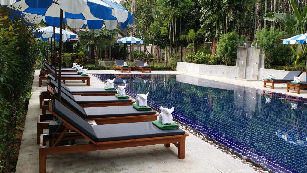 Bazén v ubytování Khaolak Yama Resort - SHA Plus nebo v jeho okolí