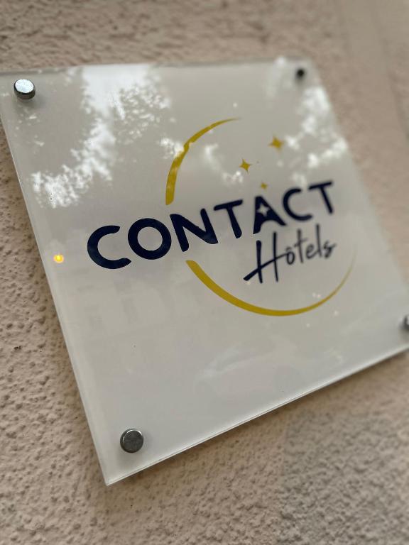a sign for a cond target hotel on a table at Hôtel les Platanes in Villeneuve-sur-Lot
