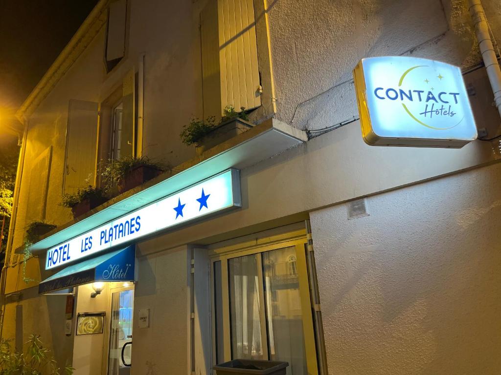 a sign on the side of a building at Hôtel les Platanes in Villeneuve-sur-Lot