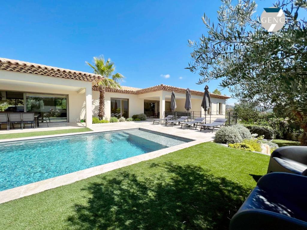 une piscine dans l'arrière-cour d'une maison dans l'établissement Villa Pomme d'Amour, à Sainte-Maxime