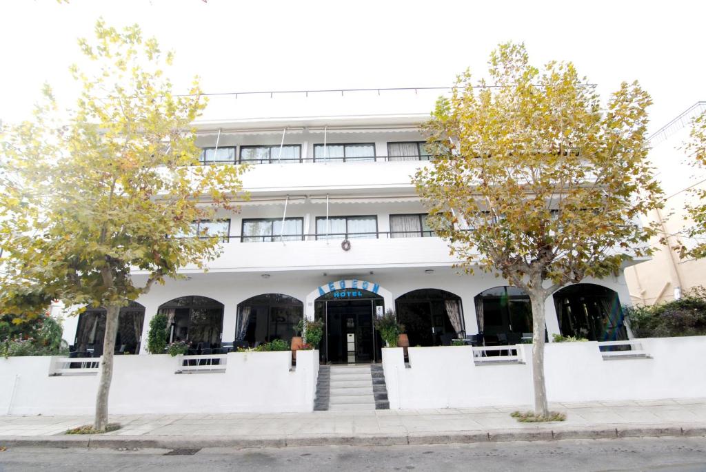 biały budynek z drzewami przed nim w obiekcie Aegeon Hotel - Adults Only w mieście Kos