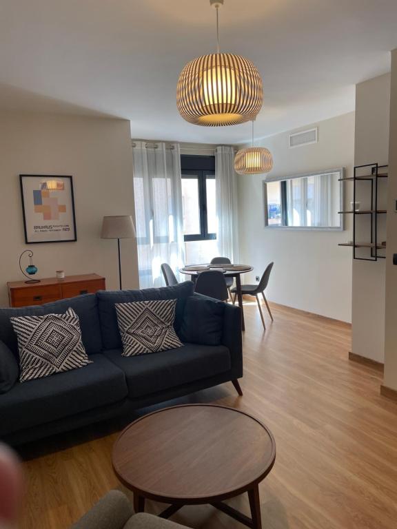 salon z kanapą i stołem w obiekcie GES Homes w mieście Almería