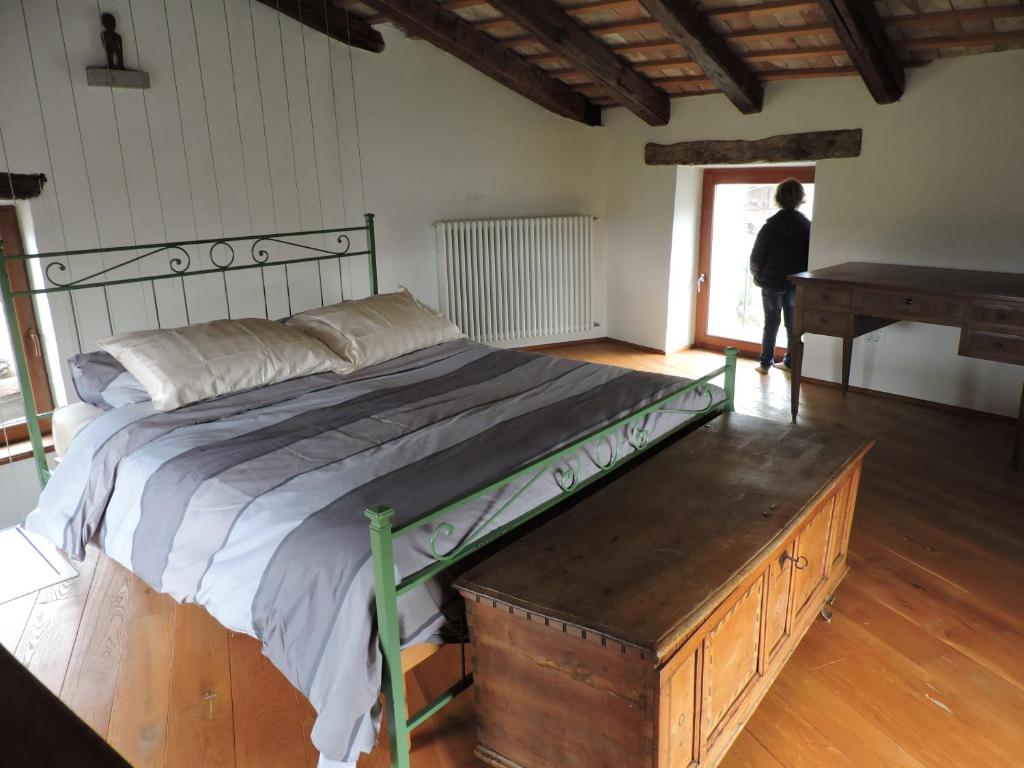 ein Schlafzimmer mit einem großen Bett und einem Klavier in der Unterkunft Tipitapi in Málchina