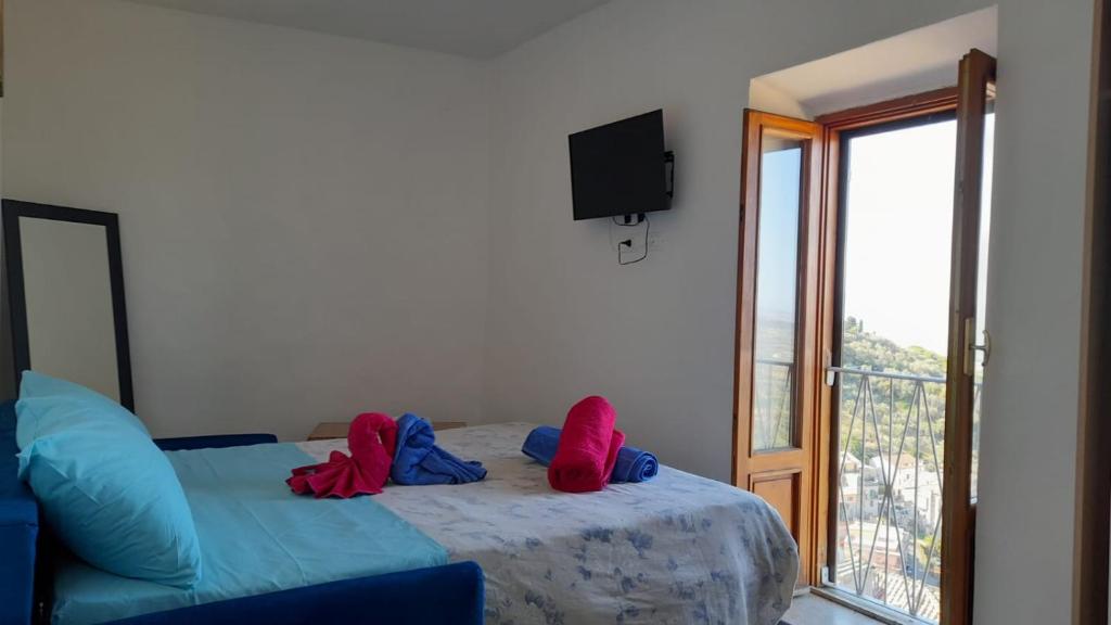 Montecelio的住宿－Guidonia Montecelio，一间卧室配有一张带红色和蓝色枕头的床。