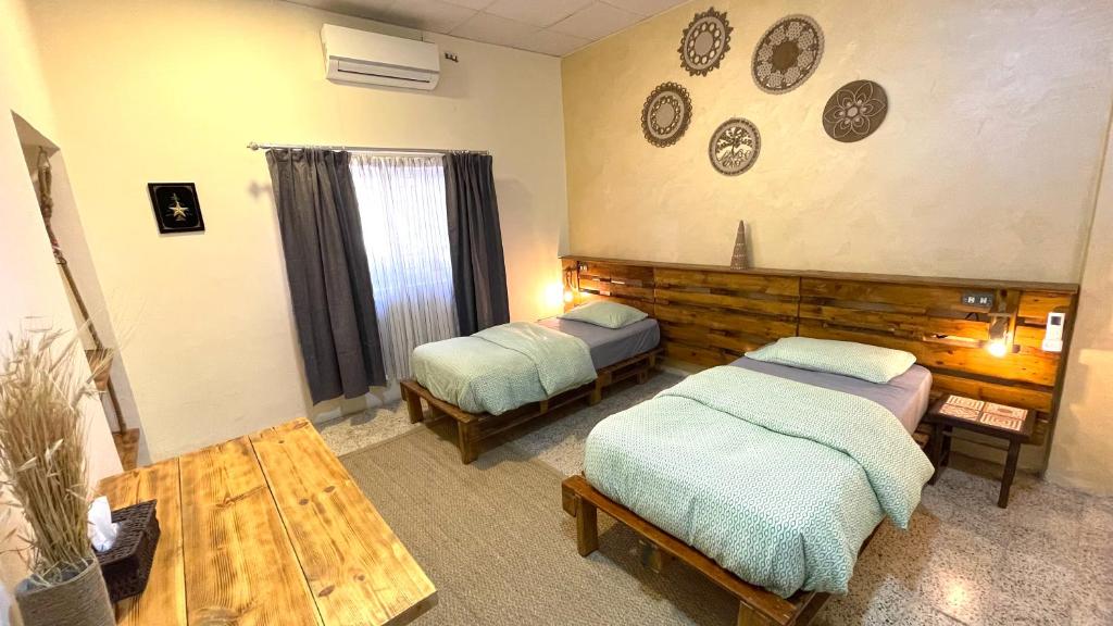 Postel nebo postele na pokoji v ubytování Carob Hostel