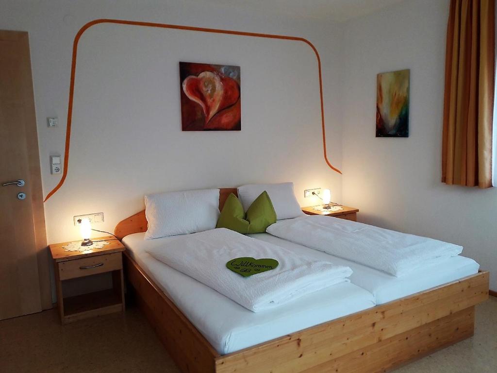 Postel nebo postele na pokoji v ubytování Haus Ausblick