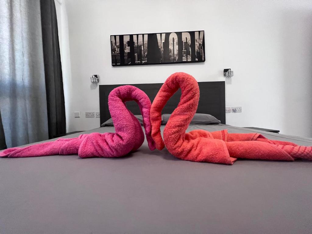 Postel nebo postele na pokoji v ubytování Zenia Court
