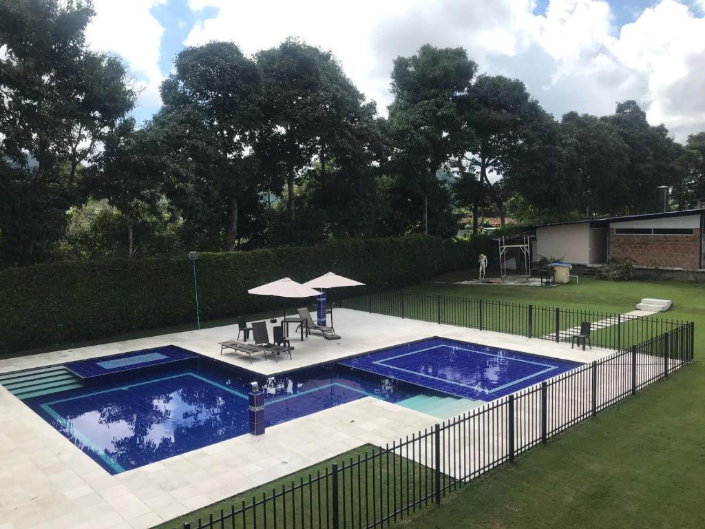Bazén v ubytování HOTEl PALO GRANDE CF PEREIRA nebo v jeho okolí
