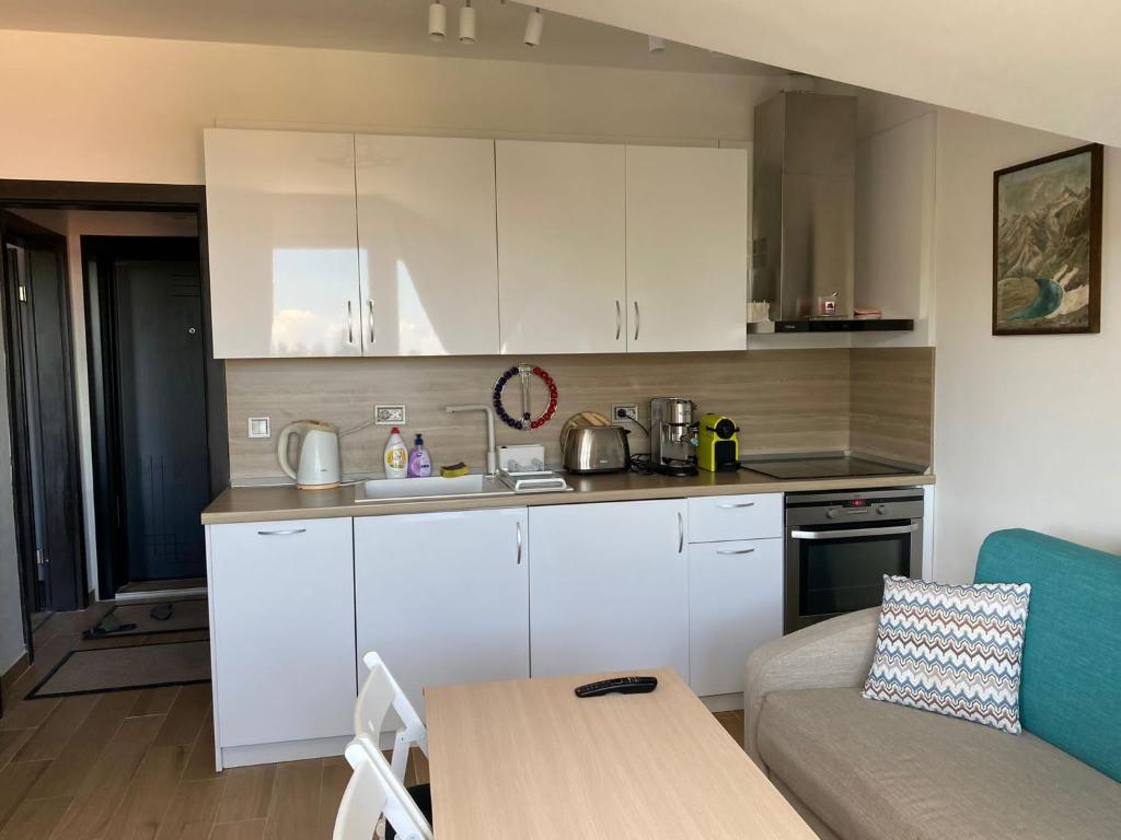 A kitchen or kitchenette at Lovely Аpartment in IGLIKA 2,Borovets