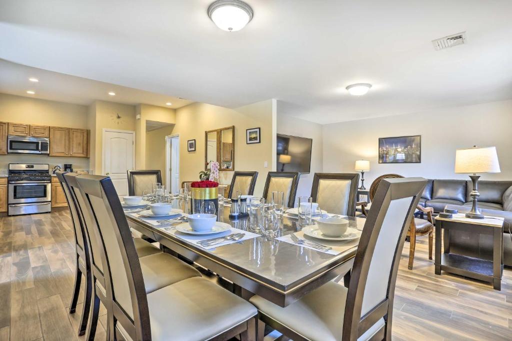 een eetkamer en een woonkamer met een tafel en stoelen bij Ideally Located Glen Cove Apartment! in Glen Cove