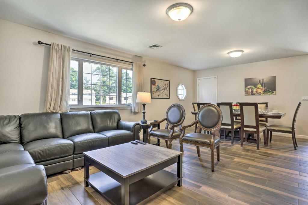 Posezení v ubytování Ideally Located Glen Cove Apartment!