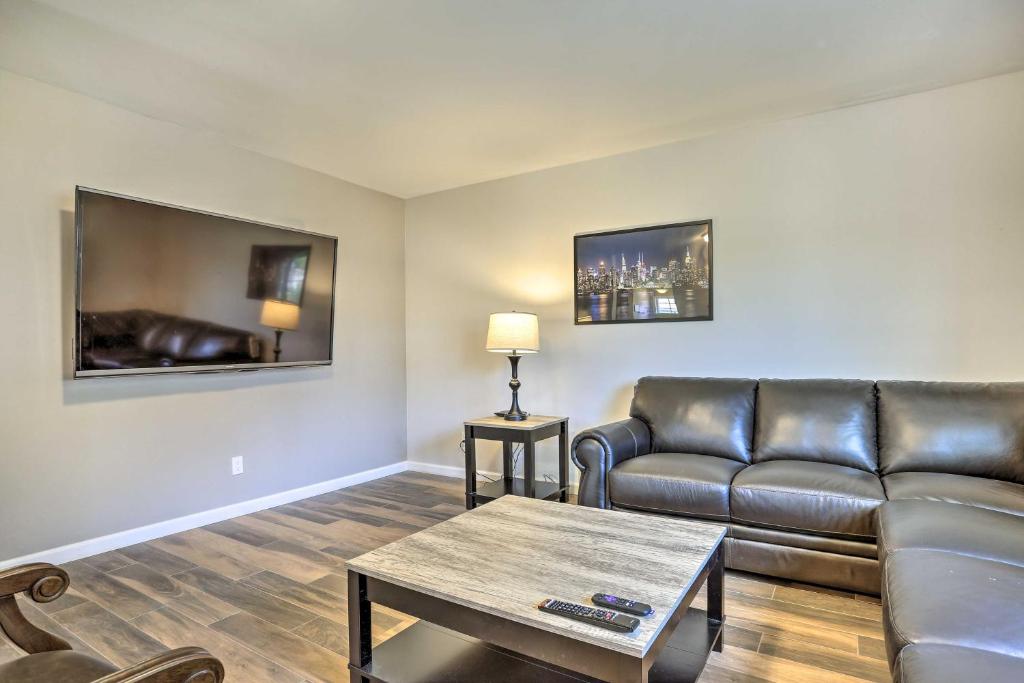 Posezení v ubytování Ideally Located Glen Cove Apartment!