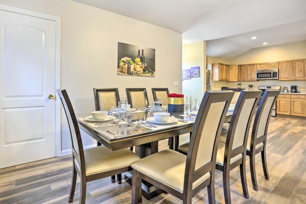 Kuchyň nebo kuchyňský kout v ubytování Ideally Located Glen Cove Apartment!