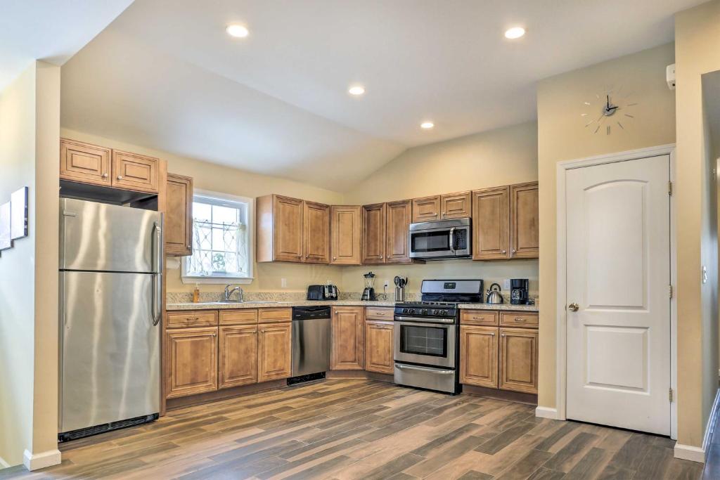 Kuchyň nebo kuchyňský kout v ubytování Ideally Located Glen Cove Apartment!