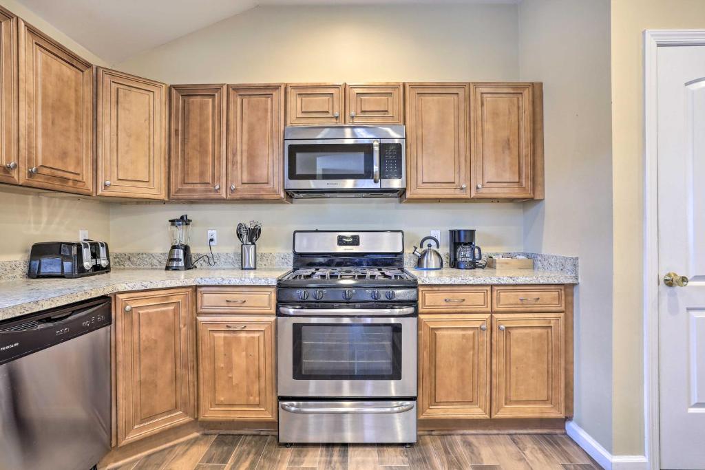 Kuchyň nebo kuchyňský kout v ubytování Ideally Located Glen Cove Apartment!