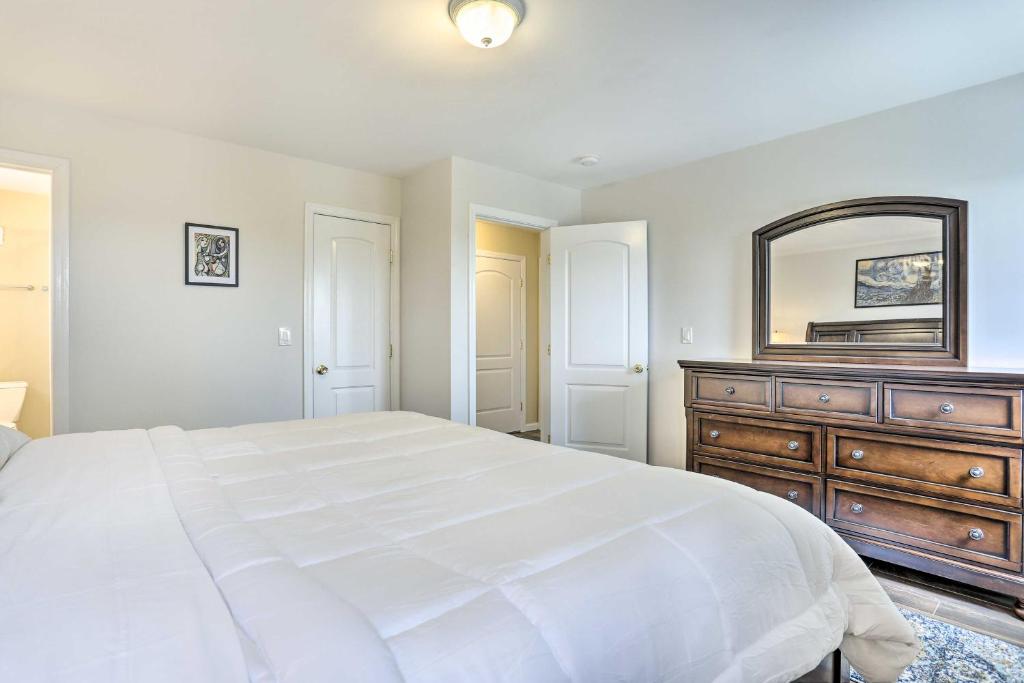 Postel nebo postele na pokoji v ubytování Ideally Located Glen Cove Apartment!