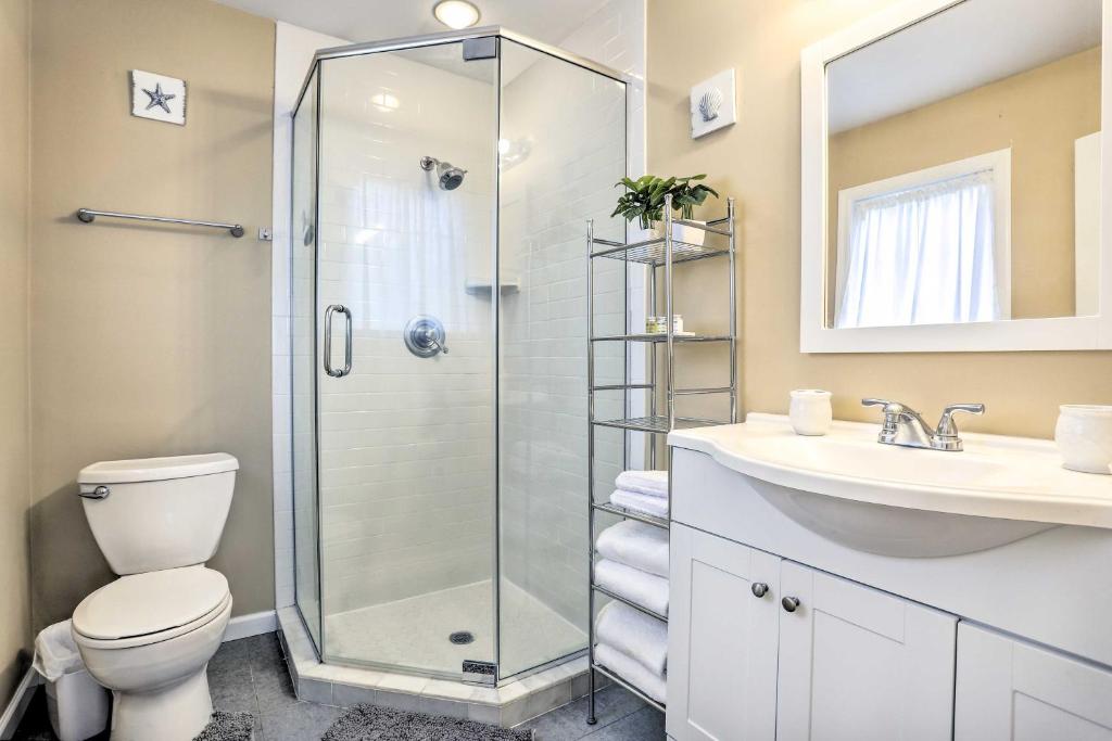 Koupelna v ubytování Ideally Located Glen Cove Apartment!
