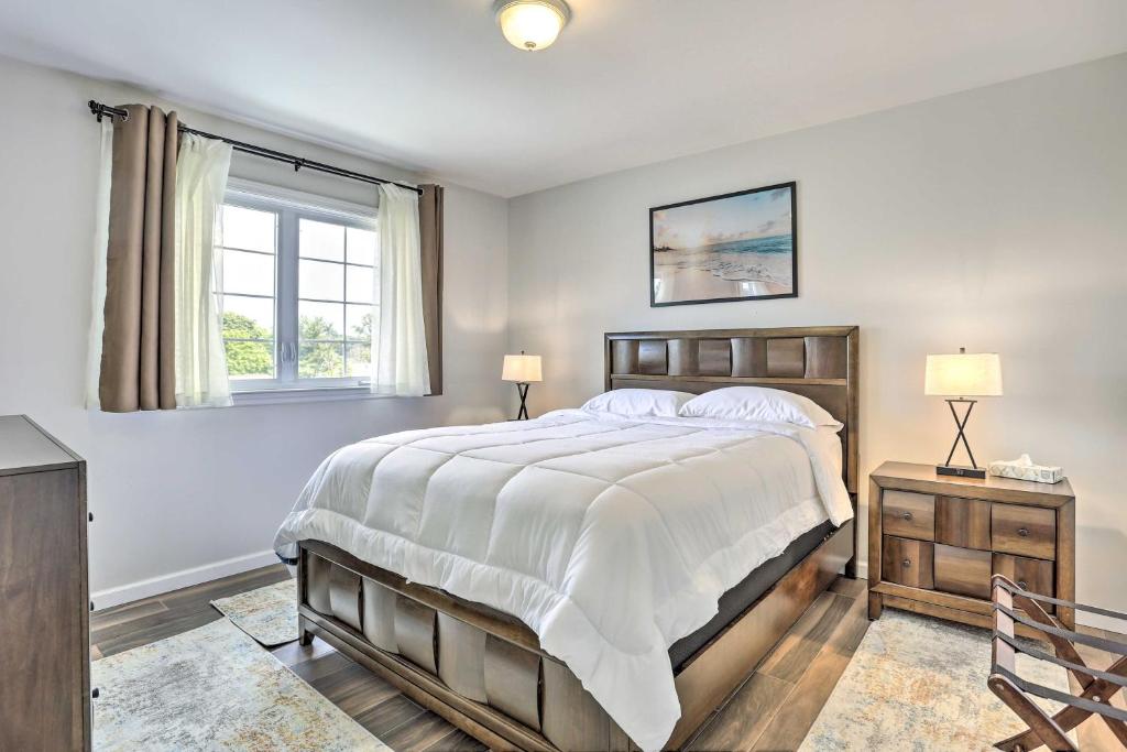 Postel nebo postele na pokoji v ubytování Ideally Located Glen Cove Apartment!