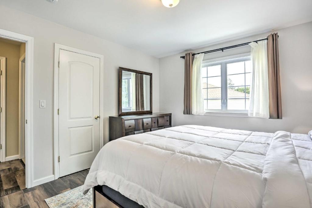 Postel nebo postele na pokoji v ubytování Ideally Located Glen Cove Apartment!