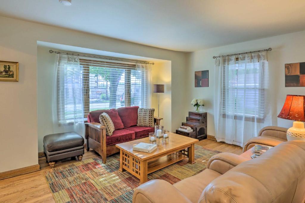 uma sala de estar com um sofá e uma mesa em Pet-Friendly Whitefish Bay Getaway with Large Yard! em Whitefish Bay