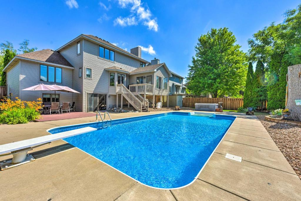 PetFriendly Maple Grove Gem with Private Yard!, Maple Grove (updated