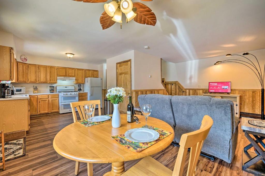 Bolton Landing Winter Escape Walk to Lake! في Bolton: مطبخ وغرفة معيشة مع طاولة وأريكة