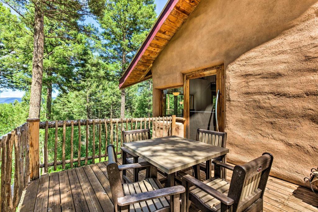 Angel Fire Cabin with Deck about 2 Mi to Ski and Hiking! - Casa De Vacaciones