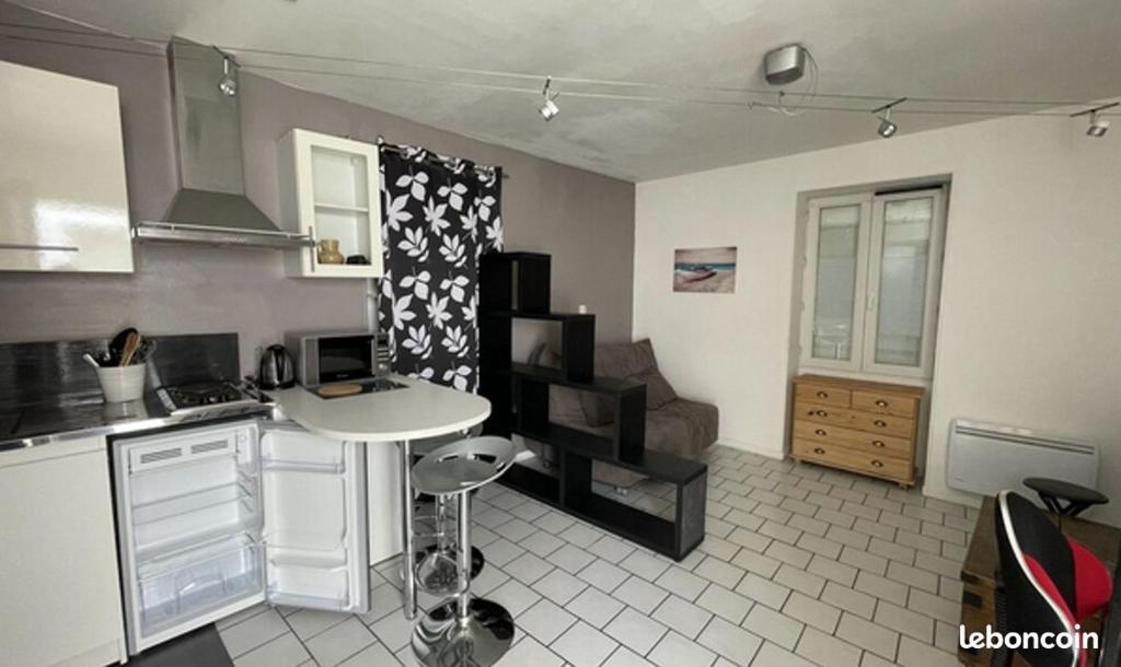 Kuchyňa alebo kuchynka v ubytovaní Location Studio proche de l'île d'Oléron - Marennes