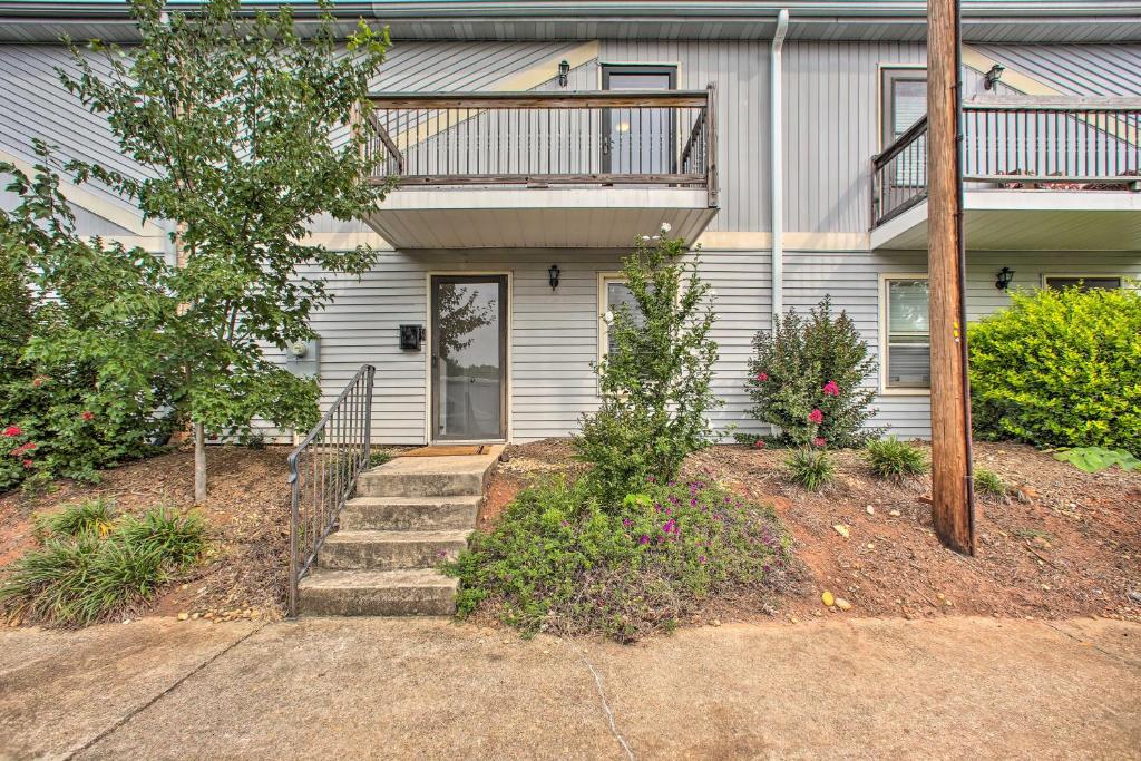 Apartment PetFriendly Gem 6 Mi to Downtown Greenville, USA