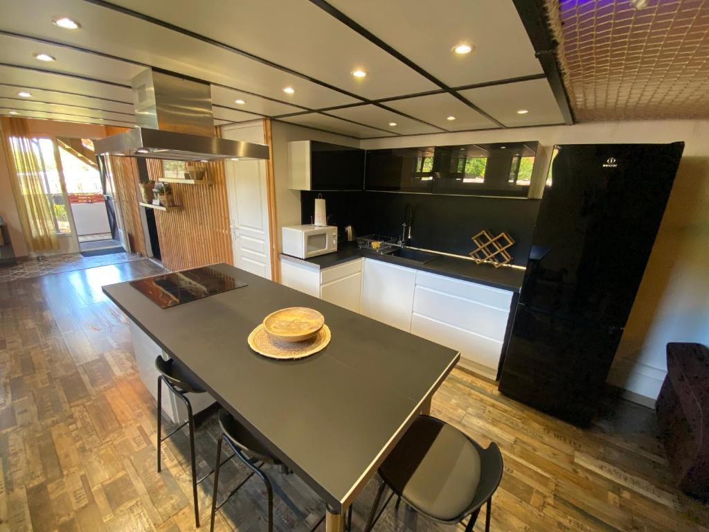 Kuchyň nebo kuchyňský kout v ubytování Gîte du Silo Loft atypique ,Tournesol , spa&piscine couverte