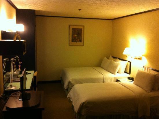 Ein Bett oder Betten in einem Zimmer der Unterkunft The Premier Hotel