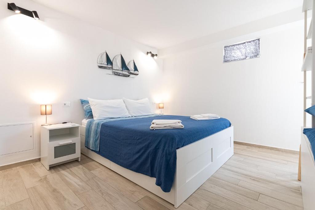 Łóżko lub łóżka w pokoju w obiekcie La Roccia Fiorita Appartamento con giardino e Jacuzzi