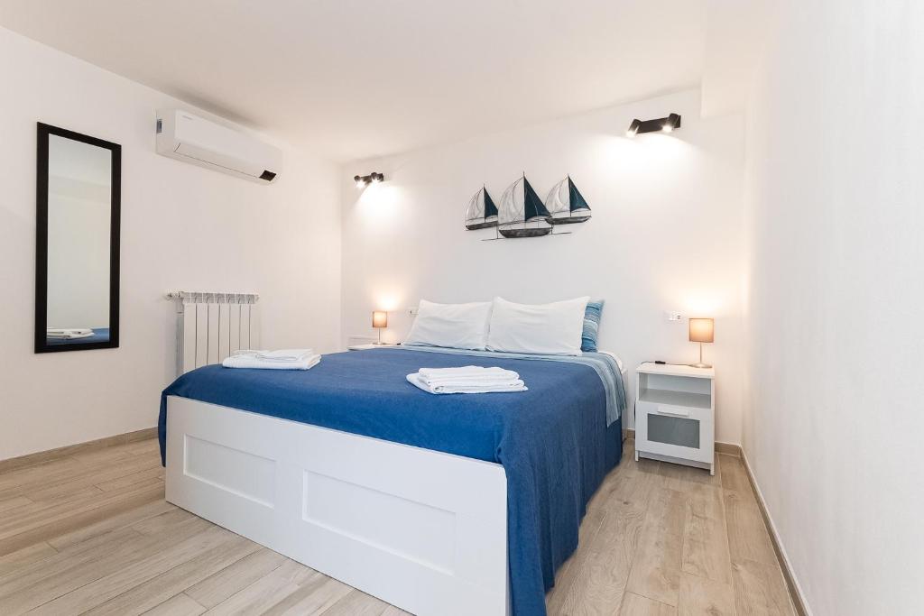 Tempat tidur dalam kamar di La Roccia Fiorita Appartamento con giardino e Jacuzzi