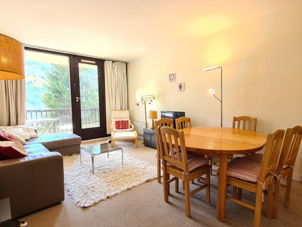 - un salon avec une table en bois et une salle à manger dans l'établissement Appartement Confortable au Pied des Pistes à Flaine Forêt - WIFI Gratuit - FR-1-425-145, à Flaine