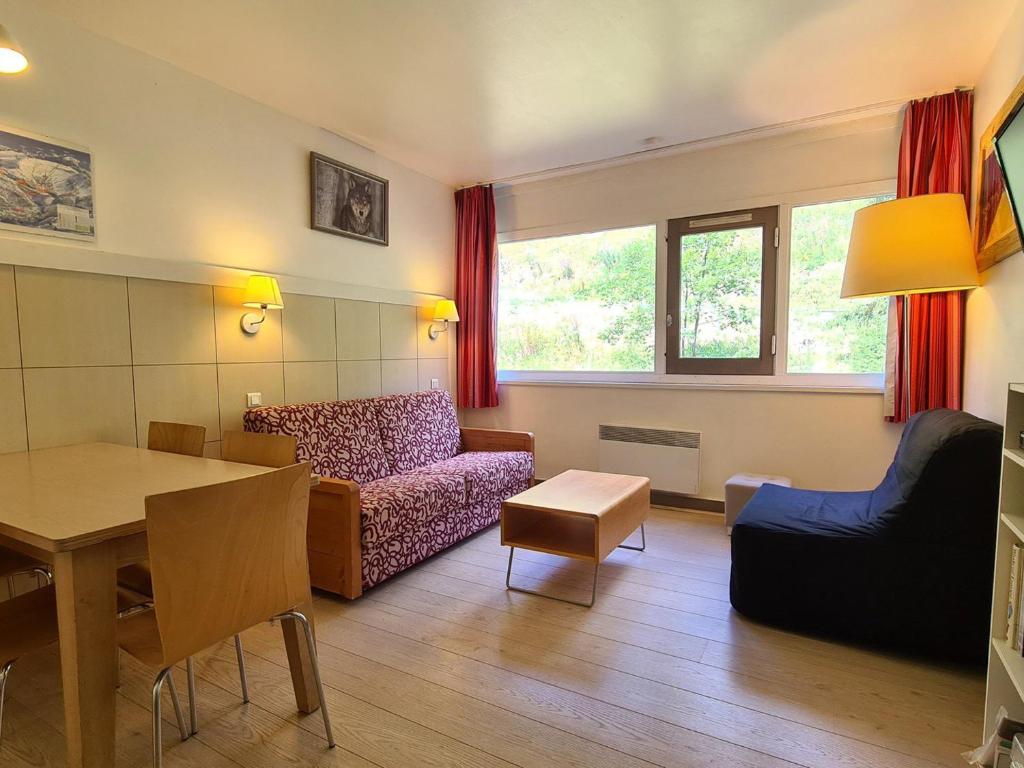 - un salon avec un canapé et une table dans l'établissement Appartement Flaine, 2 pièces, 5 personnes - FR-1-425-165, à Flaine