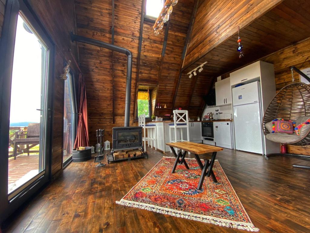 a living room with a table and a kitchen at Zifinbungalov in Akcaabat
