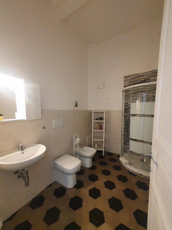 A bathroom at Relais Puccini