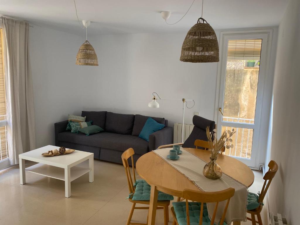 een woonkamer met een tafel en een bank bij Topitos Apartment Casc Antic in Tarragona