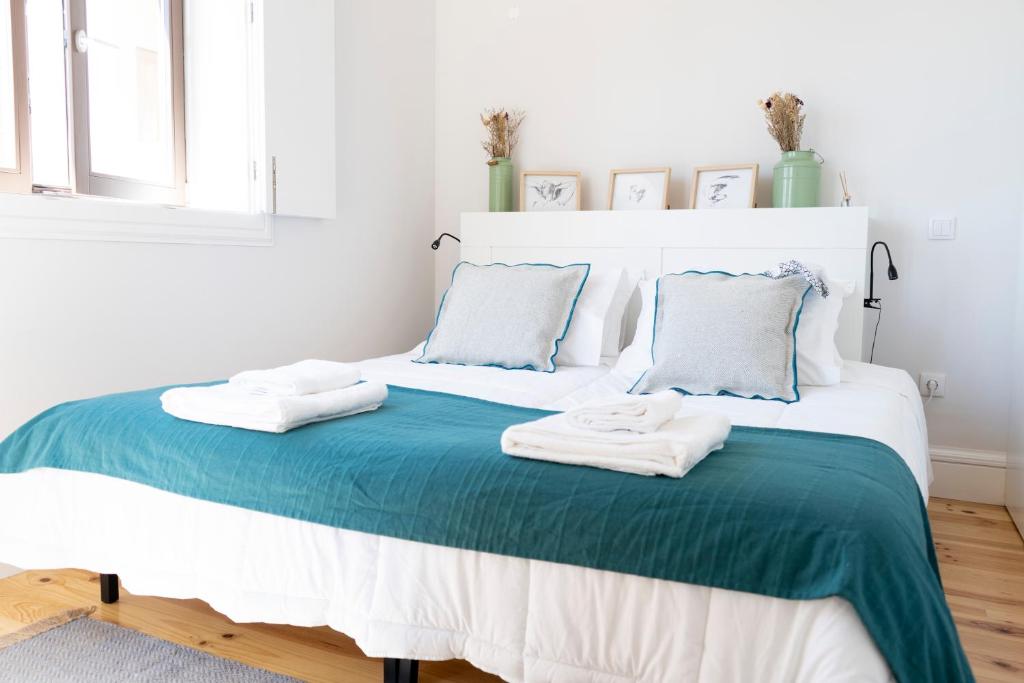 1 dormitorio con 1 cama con 2 toallas en Casa Girasol River View en Oporto