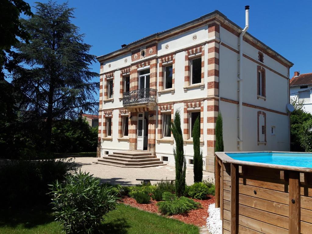 ein altes Haus mit Pool davor in der Unterkunft 2 chambres indépendantes dans Maison de maitre in Carmaux