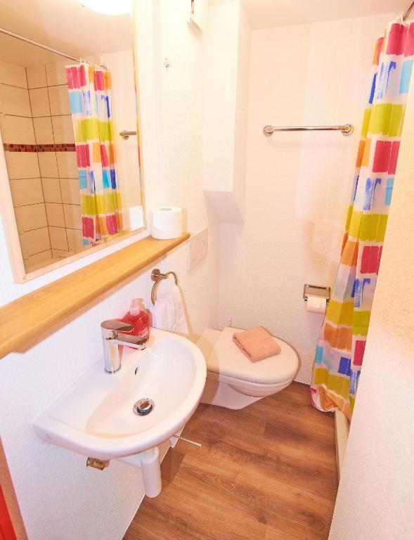 Un baño blanco con lavabo e inodoro. en New West Station 7, en Interlaken